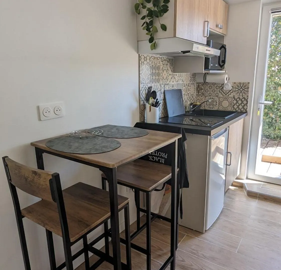 Studio Cosy Neuf Calme -Parking Terrasse Privee Piscine 5Mn Gare Tgv Aix Et Za Aix La Duranne 15 Mn Aeroport Marseille Cabries 0*,  France